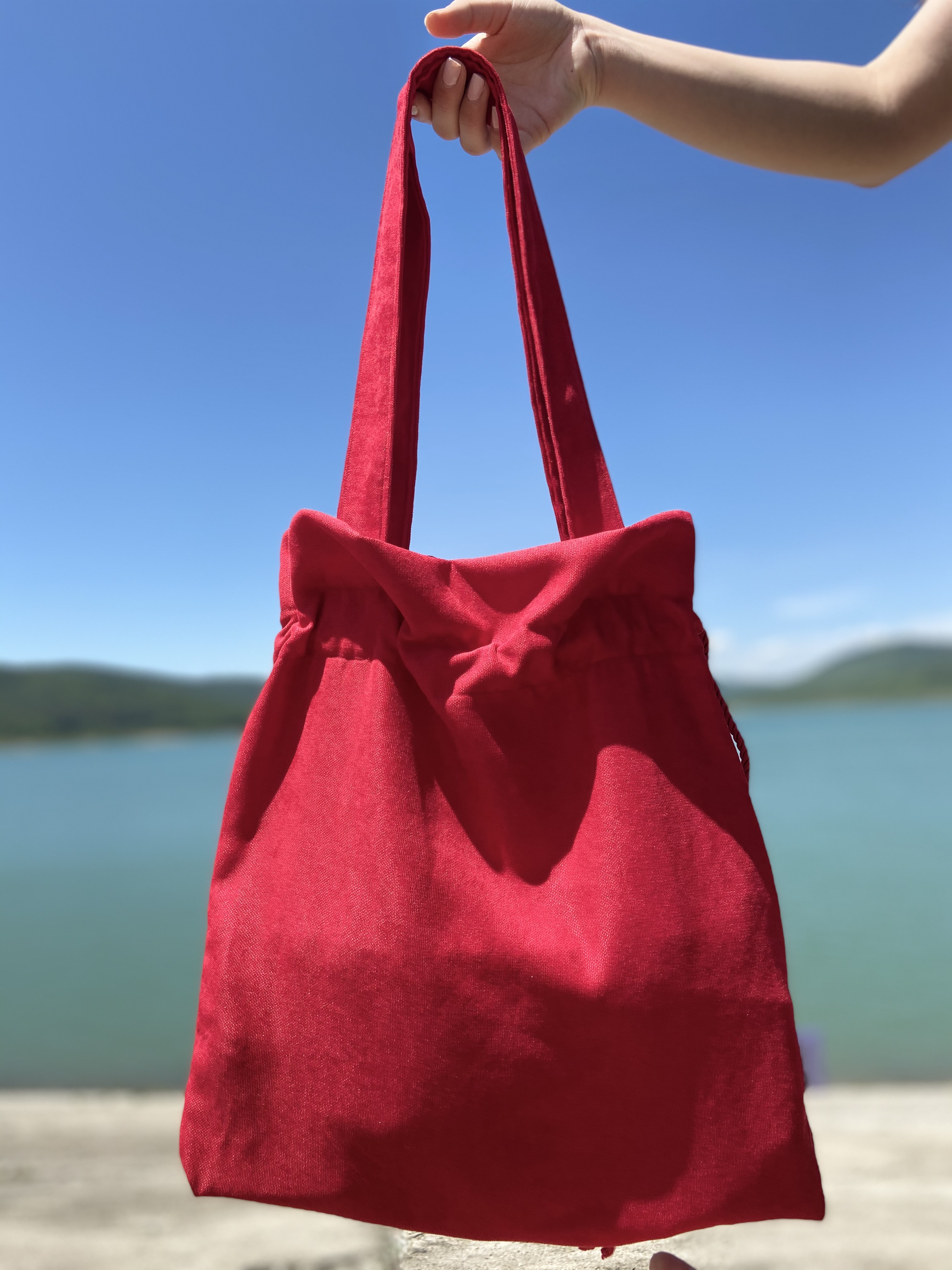 წითელი ნაჭრის ჩანთა თოკით